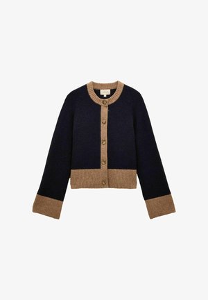 Marineblauer Cardigan mit beigem Rippenmuster an Kragen, Knopfleiste, Bündchen und Saum, mit fünf braunen Knöpfen auf der Vorderseite.