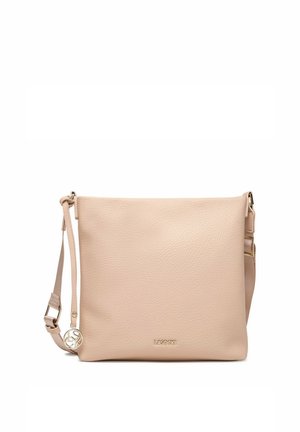 Bolso bandolera de cuero beige con correa ajustable y pequeño colgante redondo dorado, con el nombre de la marca LASOCKI grabado en la parte delantera.