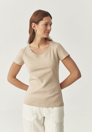 T-shirt beige a maniche corte con scollatura rotonda, realizzato in tessuto morbido. Presenta una silhouette aderente e dettagli di cucitura sottili.