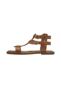 Brun lädersandal med flera remmar och spännen, platt sula, öppen tåsdesign, slät yta och en minimalistisk silhuett.