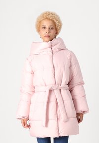 Cappotto puff rosa con vita regolabile, ampio colletto e texture trapuntata. Maniche lunghe e lunghezza fino a metà coscia per un calore extra.