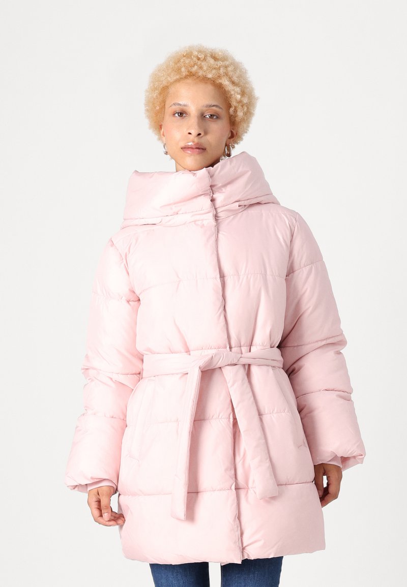 Cappotto puff rosa con vita regolabile, ampio colletto e texture trapuntata. Maniche lunghe e lunghezza fino a metà coscia per un calore extra.