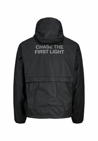 Czarna, wodoodporna kurtka z kapturem, z przednią kieszenią i srebrnym napisem "CHASE THE FIRST LIGHT" nadrukowanym z tyłu.