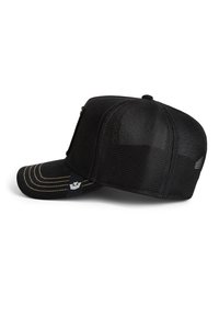 Cappellino da camionista nero con retro in rete, visiera curva con cuciture bianche e un piccolo logo in tessuto sul lato della visiera.