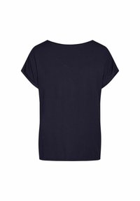 Mørkeblå kortærmet t-shirt med en bred rund halsudskæring og en afslappet pasform. Glat tekstur, enkelt design, ingen mønstre eller dekorationer.