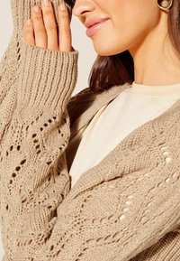 Friends Like These STITCH SLEEVE - REGULAR FIT - Vesta na kopčanje - camel