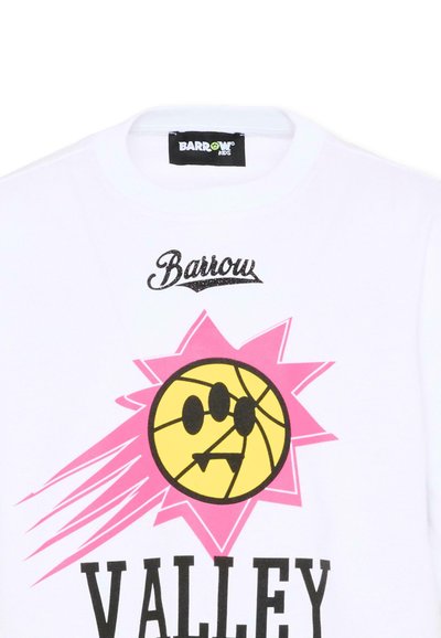 Chemise blanche avec le texte "Barrow" au-dessus d'un ballon de basket jaune sur un fond éclatant rose, et "VALLEY" en lettres majuscules noires en dessous.