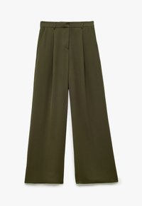 Olijfgroene, wijde broek van gladde stof, met twee voorplooien en een platte tailleband met lussen voor een riem.