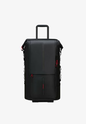 Schwarzer Rucksack mit Rollen aus strapazierfähigem Material, ausgestattet mit roten Reißverschlussgriffen, einem ausziehbaren Griff und elastischen seitlichen Akzenten für zusätzlichen Stauraum.