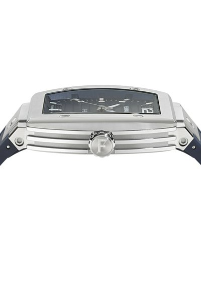 Ezüst színű, rozsdamentes acél karóra négyszögletes tokban, kék gumiszíjjal, fekete számlappal, és feltűnő koronával, amelyen egy 'F' logó található.