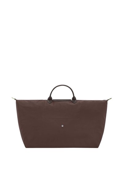 Braune Stoff-Tragetasche mit einem Reißverschluss, zwei oberen Tragegriffen und einer Fronttasche. Verfügt über einen silbernen Logo-Akzent auf der Vorderseite.