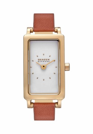 Reloj Skagen rectangular en tono dorado con esfera blanca minimalista y correa de cuero marrón, mostrando la hora 10:10.