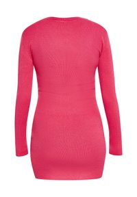 Top a maniche lunghe, aderente, in maglia a coste di un vivace colore rosa. Presenta un colletto rotondo e una superficie liscia, con una silhouette che abbraccia il corpo.