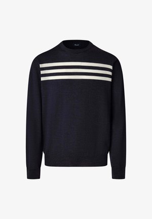 Maritimer Strickpullover in Navy mit Rundhalsausschnitt und langen Ärmeln, ausgestattet mit drei horizontalen weißen Streifen über der Brust. Weicher Stoff.