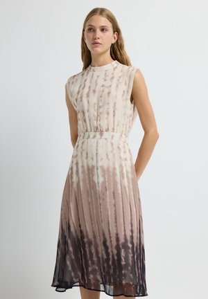 Sleeveless dress in a gradient of light to dark beige, featuring a pleated design and ombre effect transitioning to dark brown at the hem.