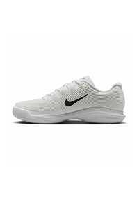 Zapatillas deportivas blancas con un diseño texturizado, que presentan un logotipo en forma de swoosh negro, cierre de cordones y una suela de goma curvada.
