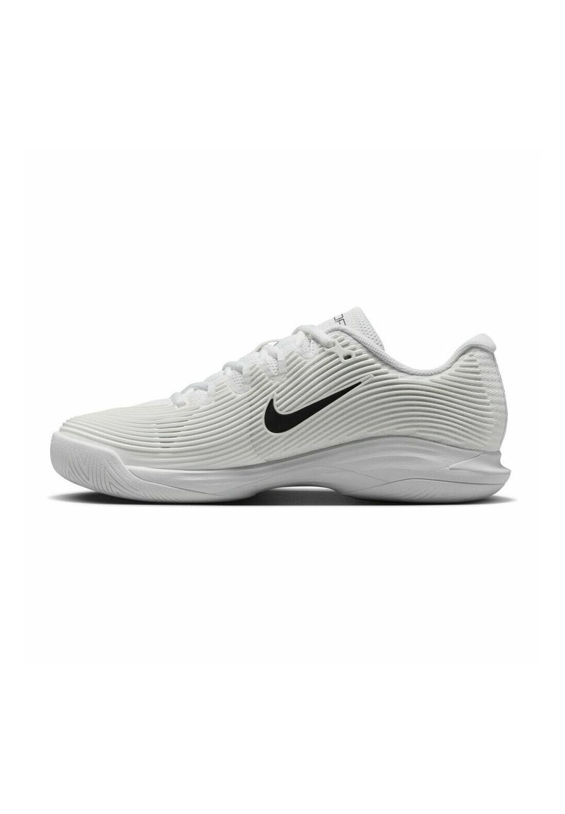 Zapatillas deportivas blancas con un diseño texturizado, que presentan un logotipo en forma de swoosh negro, cierre de cordones y una suela de goma curvada.