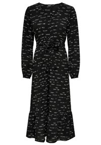 Černé dlouhé šaty s rukávy, těsným korpusem, páskem v oblasti pasu a volánkovým lemem, s opakujícím se vzorem bílého textu po celém povrchu.