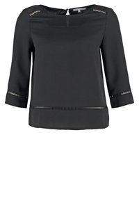 Blusa nera con maniche a tre quarti, presenta dettagli in pannello trasparente all'scollatura e ai polsini, texture morbida e orlo dritto.