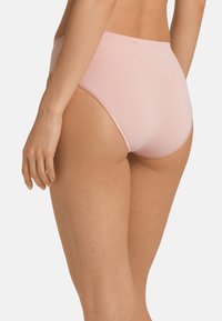 Mutandine alte in rosa chiaro con una texture liscia e una vita elastica. Design minimalista con linee pulite e senza motivi visibili.
