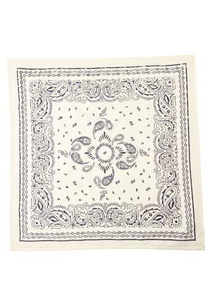 Bandana quadrata bianca con motivi paisley scuri e floreali che formano un cerchio centrale e bordi decorativi.