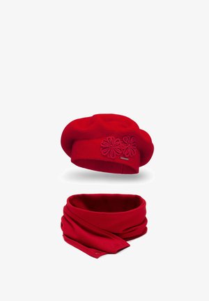 Czerwony wełniany beret z kwiatowymi akcentami oraz pasującym wełnianym szalem na szyję. Gładka tekstura, okrągły kształt i jednolity kolor w całej powierzchni.