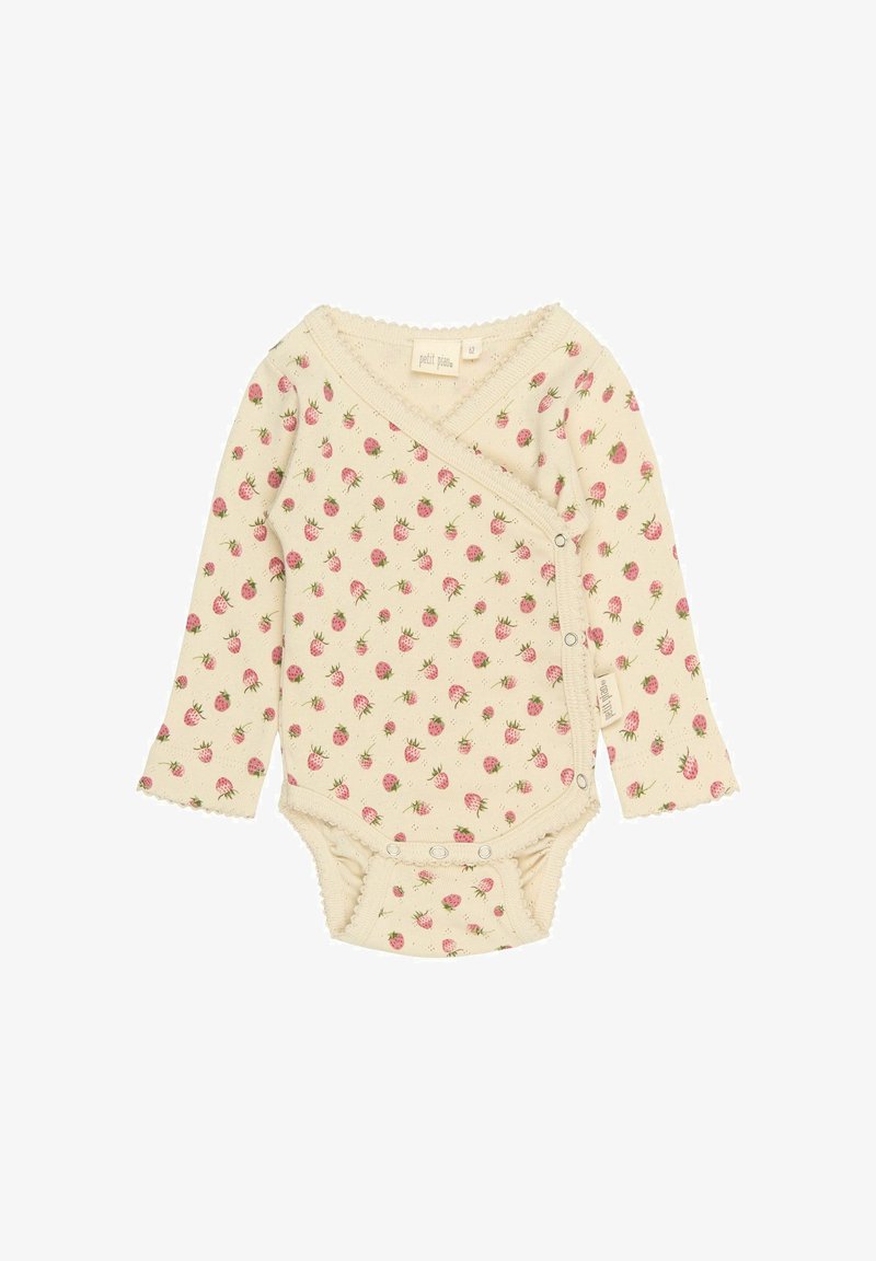 Bodysuit pour bébé à manches longues en tissu crème avec un imprimé fraise, doté de fermetures à pression, de bords en scallop et d'un design croisé.
