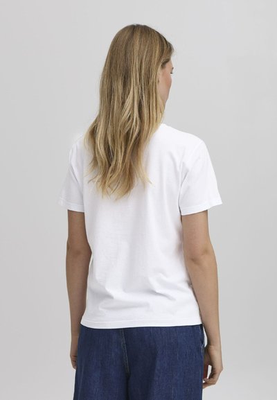 Hvit bomull t-skjorte med korte ermer, avslappet passform og rund halslinje, sett fra baksiden. Glatt tekstur, minimalistisk design.