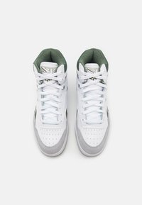 Höga sneakers med vit läder, grå mocka detaljer och en grön vadderad krage. Inkluderar perforerat detaljer på tån.