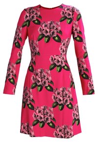 Rosa langärmliges Kleid mit einem Blumenmuster aus großen rosa Blumen und grünen Blättern, hergestellt aus glattem, leichtem Stoff.