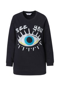 Zwarte sweatshirt met lange mouwen, voorzien van een grote oogafbeelding in rhinestones, blauwe en zilveren accenten, en de tekst "SEE YOU" in het wit.