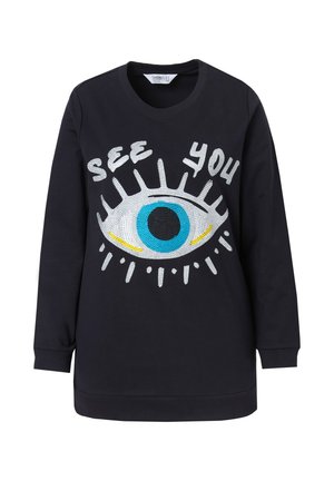 Sort sweatshirt med lange ærmer, der har et stort øje-grafik i rhinsten, blå og sølv detaljer, samt teksten "SEE YOU" i hvid.