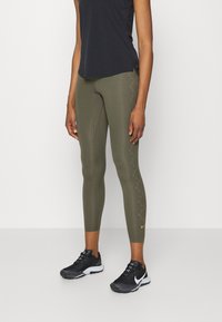 Nike Performance Trikoot - khaki