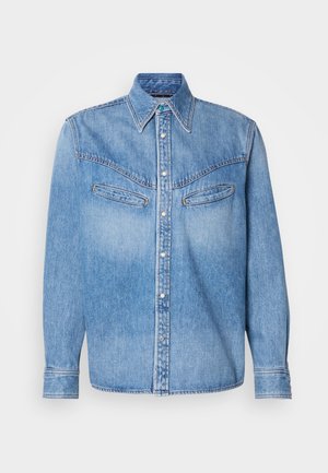 LYSEBLÅ DENIMSKJORTE MED LANGE ÆRMER, SPIDSE KRAVE, TO BRYSTLOMMER OG KNAPLUKNING FORAN. HAR HVITE KNAPPER OG KONTRASTSYMNING.