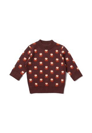 Bordeauxroter Strickpullover mit einem durchgehenden Muster aus kleinen orangefarbenen und weißen Herzen. Rundhalsausschnitt sowie gerippte Bündchen und Saum.