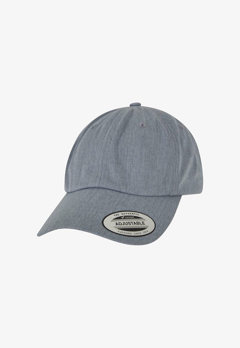 Casquette de baseball grise ajustable, faite de tissu avec une finition texturée, dotée d'un bord courbé et d'une étiquette indiquant "The Authentic Yupoong."