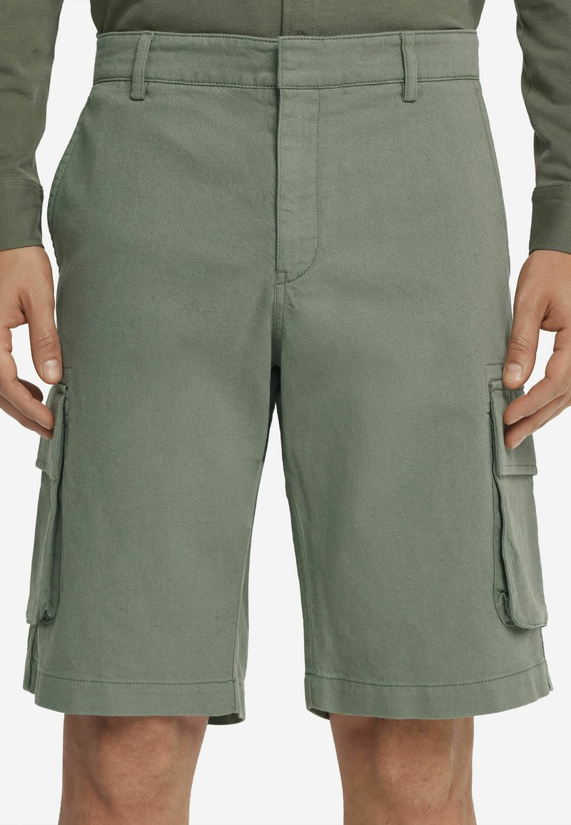 Ljusgröna cargo shorts i en bomullsmix, med sidfickor, avslappnad passform och rak skärning med fållade kanter.