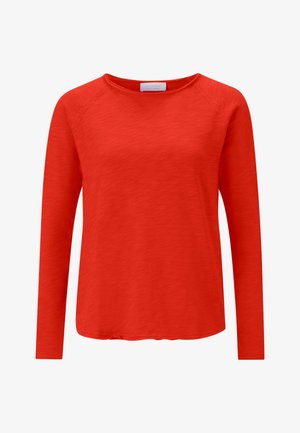 Hosszú ujjú, textúrált anyagból készült piros felső, kerek nyakkivágással és laza szabással, ívelt aljjal. Nincs látható kiegészítő vagy minta.