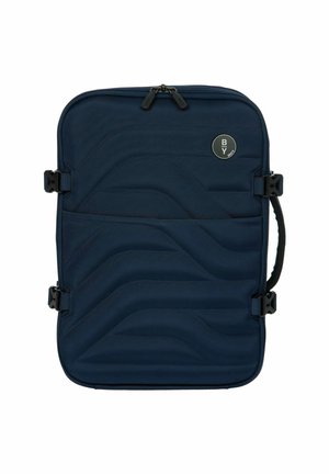 Zaino blu navy con un design testurizzato a onde, chiusura con zip, spallacci regolabili e un logo circolare. Materiale resistente con ganci robusti.