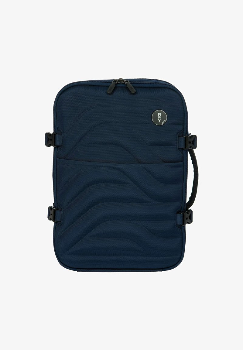 Zaino blu navy con un design testurizzato a onde, chiusura con zip, spallacci regolabili e un logo circolare. Materiale resistente con ganci robusti.