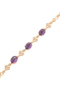 Cercei aurii cu trei pietre ovale violet și accente în formă de infinit cu pietricele transparente mici. Finisaj neted, design elegant.