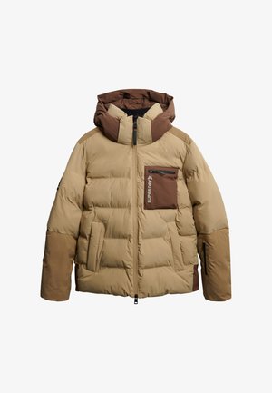 Chaqueta acolchada color caqui con capucha marrón, que cuenta con cremallera frontal, bolsillos laterales y un bolsillo en el pecho con cremallera, con textura acolchada en toda la prenda.