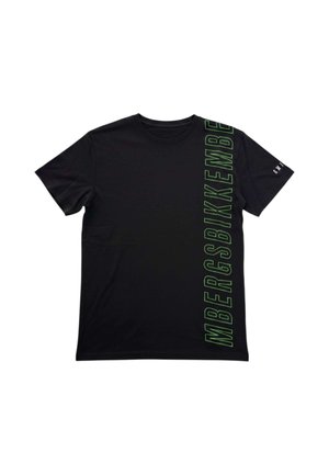 T-shirt nera a maniche corte con testo verticale verde contornato sul lato destro e piccolo testo bianco sulla manica sinistra.