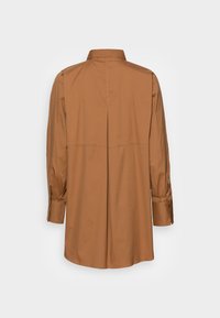 Brązowa koszula z długim rękawem i kołnierzykiem, z tylnią plisą, mankietami na guziki oraz gładkim, lekkim materiałem.
