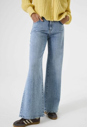 Lichtblauwe flare jeans van denim met een uitgebleekte wassing. Heeft een hoge taille, standaard ontwerp met vijf zakken en een rafelige zoom.
