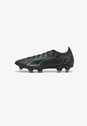Botín de fútbol negro con una superficie texturizada, que presenta un diseño elegante, acento verde y tacos moldeados para agarre. Cierre con cordones.