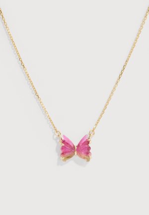 Kultainen ketjukaulakoru, jossa on pieni vaaleanpunainen perhosriipus yksityiskohtaisilla siivillä, valkoisella taustalla.