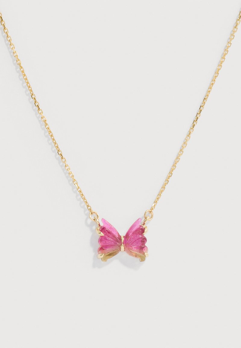Κολιέ με χρυσή αλυσίδα και μικρό ροζ μενταγιόν σε σχήμα πεταλούδας με λεπτομερή φτερά σε απλό λευκό φόντο.