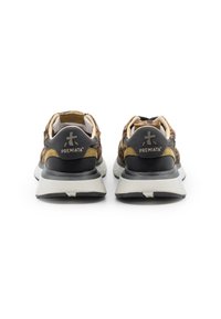 Premiata Sneakers in Schwarz, Braun und Beige. Strukturiertes Obermaterial aus fellähnlichem Material, gepolsterter Kragen und kontrastierender schwarzer Ferse. Gummisohle.