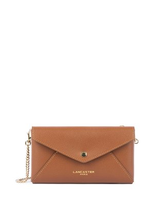 Pochette en cuir marron style enveloppe avec une bandoulière chaîne dorée et un logo "Lancaster Paris" doré sur le devant.